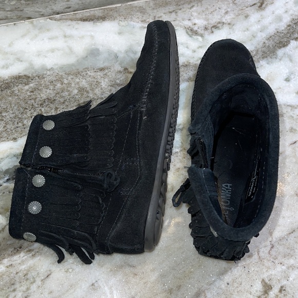 Minnetonka Double Fringe Side Zip Boot 7 - Picture 11 of 12